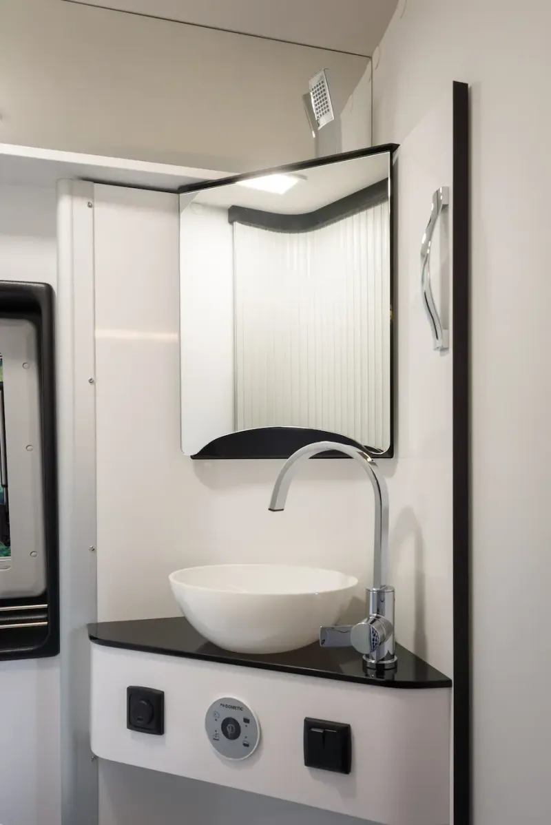 Volledig uitgeruste badkamer met toilet, douche en meubel (zwenkwand)