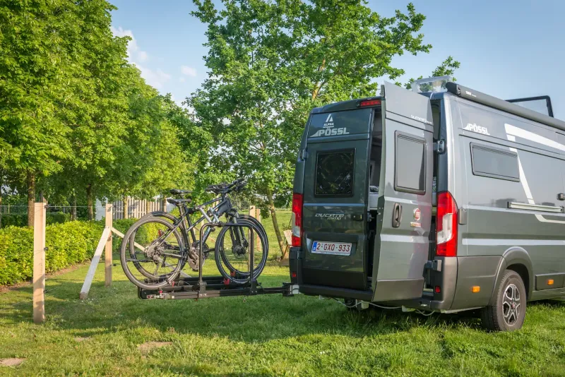 Uitzwenkbare fietsendrager voor gemakkelijke toegang tot de kofferruimte