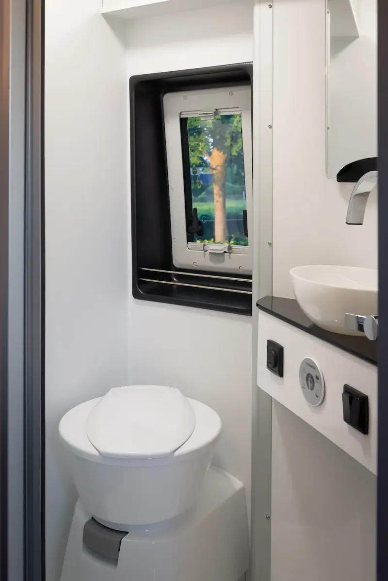 Zwenkwand rechts: toilet en wastafel met spiegel