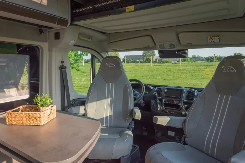 Comfortabele zithoek met TV en draaibare captainseats